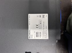Zdjęcie tabliczki znamionowej telewizora Sony model KDL-48R555C z informacjami technicznymi.