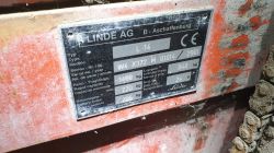 Tabliczka znamionowa Linde AG na czerwonej maszynie z danymi technicznymi.