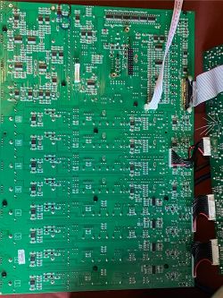 Płyta główna miksera Behringer XENYX X1222USB z zaznaczeniem problematycznego układu czerwoną i niebieską obwódką.