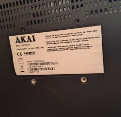 Etykieta na tylnej obudowie telewizora AKAI z modelem AKFE2477HF i danymi zasilania.