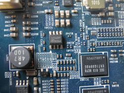 Zbliżenie płytki PCB z układami scalonymi, w tym pamięcią 4256BRP i elementami SMD