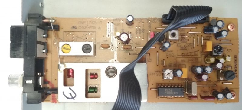 Tuner radiowy Pioneer F-204RDS, wnętrze oraz naprawa - przerywajacy sygnał FM
