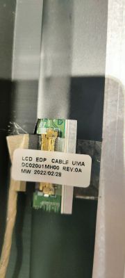 Zbliżenie na kabel LCD EDP z etykietą.