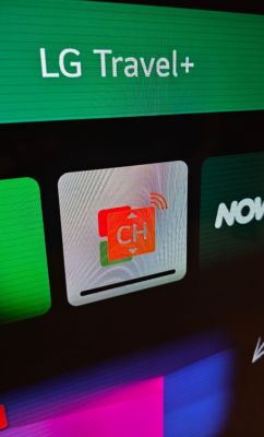 Zbliżenie ekranu telewizora z widocznymi liniami obrazu i ikonami aplikacji
