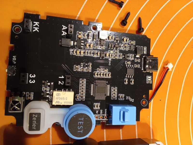 Płytka PCB testera LCR-P1 z elementami elektronicznymi i złączem USB-C