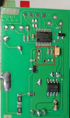 Wnętrze przekaźnika bistabilnego BIS-411 + schemat