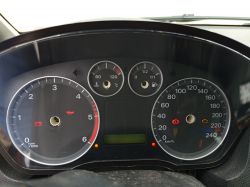 Deska rozdzielcza samochodu z zapalonymi kontrolkami ostrzegawczymi.