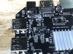 Zbliżenie na płytę główną urządzenia T95MAX z widocznymi portami USB, HDMI i elementami elektronicznymi.