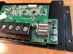 Zbliżenie na płytkę drukowaną z różnymi komponentami elektronicznymi.