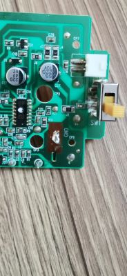 Płytka PCB samochodu RC z widocznymi kondensatorami i złączami