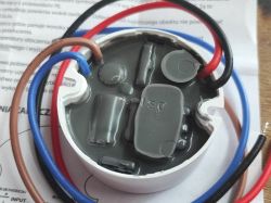 Widok wnętrza zasilacza IP67 z kablami