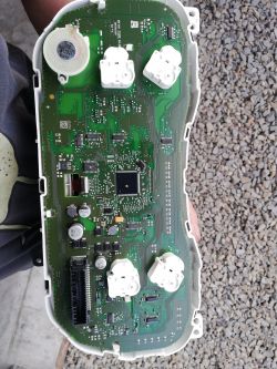 Hyundai Tucson II 2016: Jak zczytać i wgrać pamięć D70F3526 licznika?