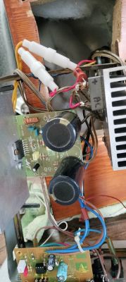 Wnętrze subwoofera DIY z widocznymi płytkami elektronicznymi i kablami.