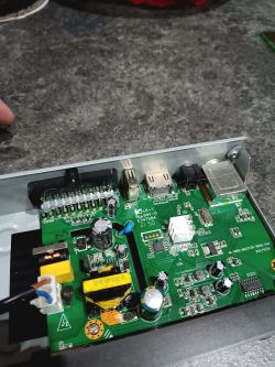 Płytka drukowana z różnymi komponentami elektronicznymi wewnątrz obudowy.