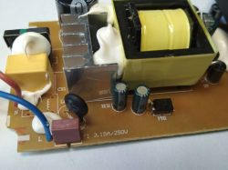 Płytka drukowana z elementami elektronicznymi: cewką, kondensatorami i innymi