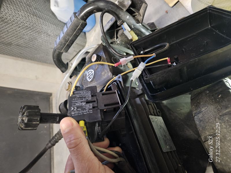 Zbliżenie na komponenty elektryczne myjki ciśnieniowej z otwartą obudową