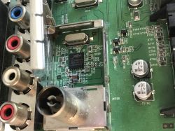 Fragment płytki PCB z gniazdami RCA i układem XEIVE XC5000ACQ oraz kondensatorami 47 µF