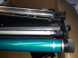 Konica 282: Błąd C2557, drukowanie czarnych stron mimo wymiany części, utwardzony toner