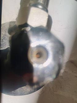 Water shut-off valve: which way to turn it off and how to deal with a jam?