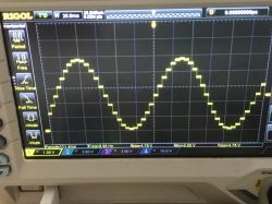 Sine Wave Oscillogram from Arduino R4 Oscilloscope display showing a sine wave generated by Arduino R4