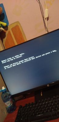 Monitor z komunikatem błędu o braku bootowalnego urządzenia.