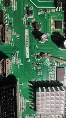 Zbliżenie płyty głównej z napisem „TP.MS6486X.PB713”, złączami HDMI i radiatorem