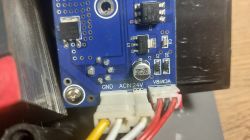 Moduł elektroniczny z podłączeniem 24V AC i złączami GND oraz V8/10A