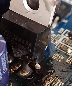 Zbliżenie na tranzystor TIP127 na obwodzie drukowanym.