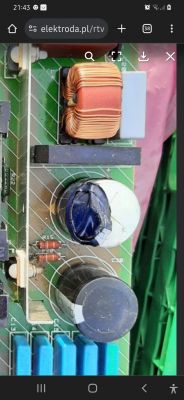 Zbliżenie na płytkę drukowaną z różnymi elementami elektronicznymi, w tym cewką i kondensatorami.