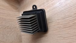 Rezystor dmuchawy na drewnianej powierzchni