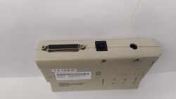 Widok z góry modemu z portem DB-25, gniazdem telefonicznym RJ-11 i gniazdem zasilania