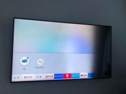 Telewizor Samsung z ciemnym paskiem po prawej stronie ekranu.