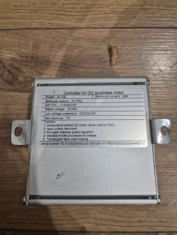 Sterownik do silnika bezszczotkowego DC na drewnianej powierzchni