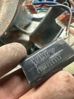 Piła do betonu wybija B16 - czy parametry kondensatora rozruchowego są OK?