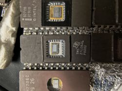 Zbliżenie na stare układy scalone z odkrytymi chipami, m.in. Intel i Texas Instruments