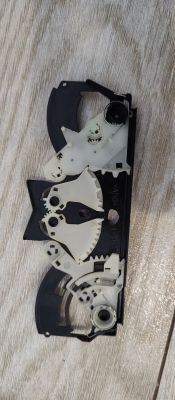 Naped ps3 fat cechl04 problem ze zlozeniem panelu.z kólkami zebatymi