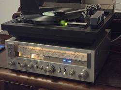 Gramofon i amplituner Sony na drewnianym biurku