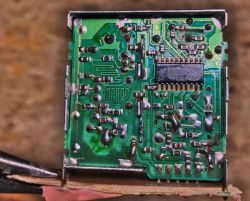 Płyta drukowana modułu elektronicznego z widocznymi ścieżkami i układami scalonymi.