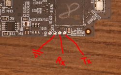 Płytka PCB kamery Tapo C100 z oznaczonymi pinami GND, Rx i Tx