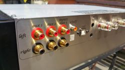 Zbliżenie na złącza we wzmacniaczu audio, z widocznymi wejściami aux, s/pdif i USB.