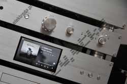 Zbliżenie na odtwarzacz audio z ekranem dotykowym i srebrnym panelem