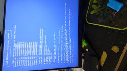 Ekran komputera pokazujący ładowanie Xemon Linux Loader w trybie Xell