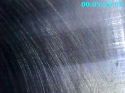 Wzdłużne ślady na tłokach Mahle po remoncie - co mogło pójść nie tak?