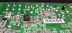 Zbliżenie na płytkę PCB z układem scalonym JRC 4580 i otaczającymi elementami SMD
