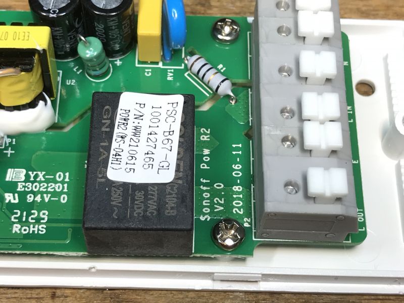 WS-04H1 Interior - Sonoff Pow R2 Clone Interior of the WS-04H1 device with visible PCB and Sonoff Pow R2 labels.