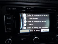 Bildschirm eines Navigationssystems mit Softwareversionsinformationen.