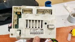 Moduł sterujący pralki Indesit z oznaczeniami i złączami