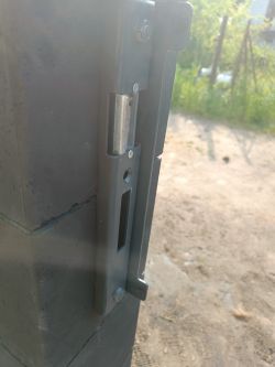 Zbliżenie na metalowy zaczep zamka w bramce ogrodzeniowej, przygotowany pod montaż elektrozamka.