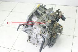 Skrzynia biegów z zaznaczonym miejscem strzałką i słowem 