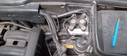 Widok na komorę silnika BMW E34 z zamontowanym elektrozaworem nagrzewnicy i przewodami